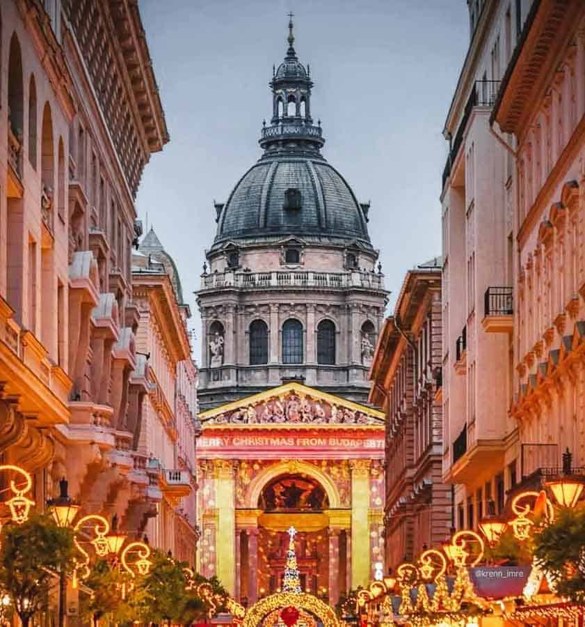 Vista navideña de la calle Zrínyi con la Basílica de San Esteban iluminada – Navidad mágica en Budapest.