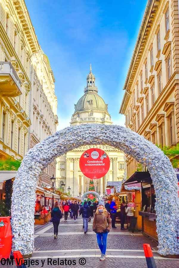 Una servidora paseando entre luces, puestos y decoración navideña en las calles de Budapest en Navidad