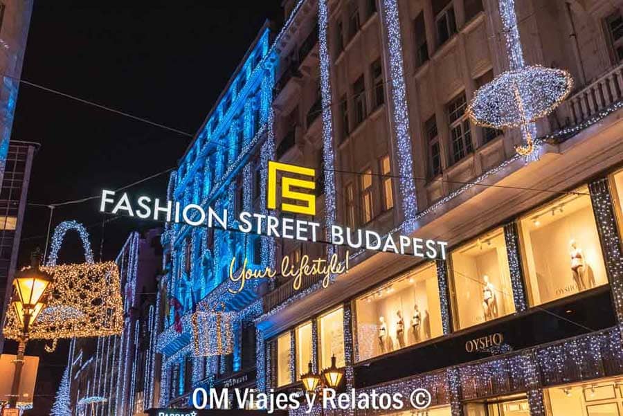 Luces brillantes y ambiente chic en la calle más glamurosa de Budapest en Navidad