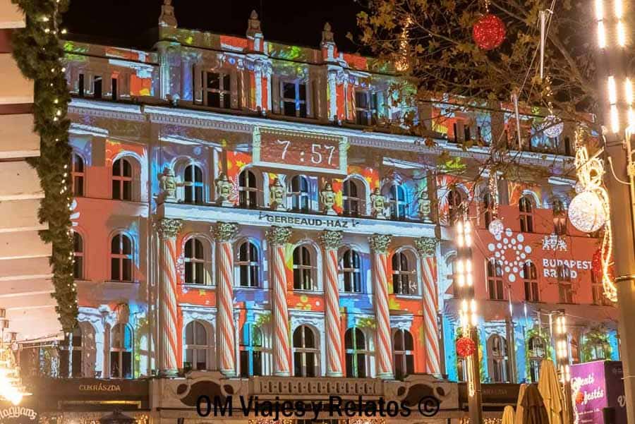 Proyecciones navideñas en la fachada del edificio Gerbeaud en la plaza Vörösmarty – Budapest en Navidad.