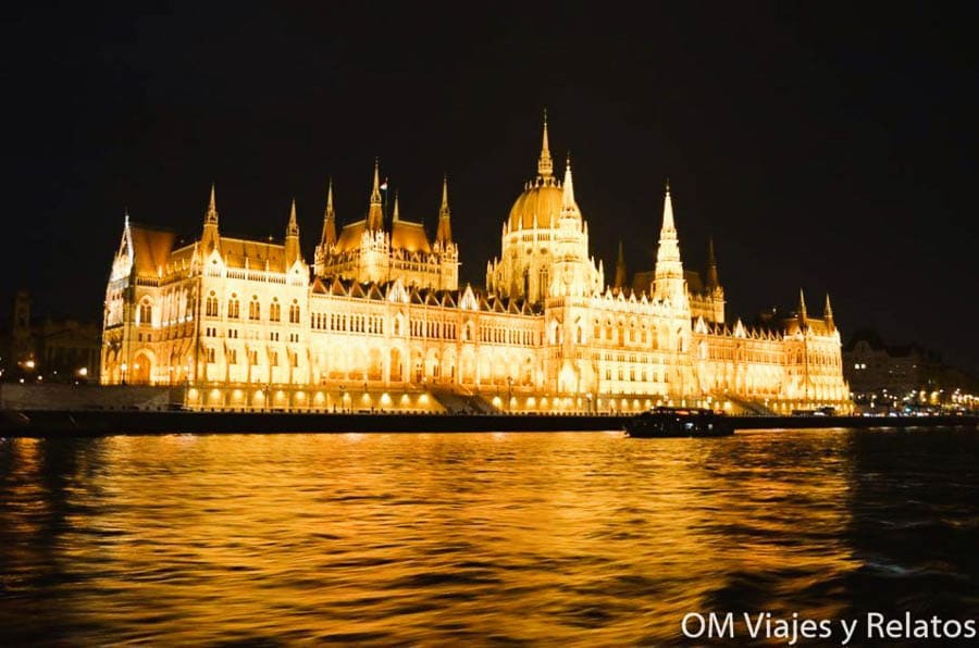 Crucero nocturno por el Danubio con el Parlamento iluminado al fondo – Experiencia mágica en Budapest en Navidad