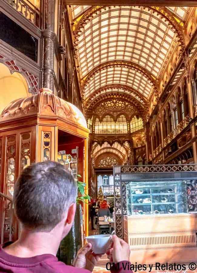 JC tomando café en el interior del Parisi Udvar, una joya arquitectónica de Budapest en Navidad