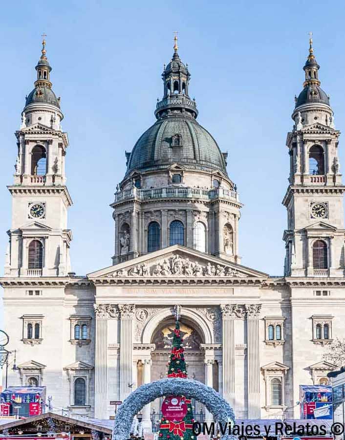 Entrada al mercado navideño frente a la Basílica de San Esteban decorada con un árbol y arco de Navidad – Budapest en Navidad.