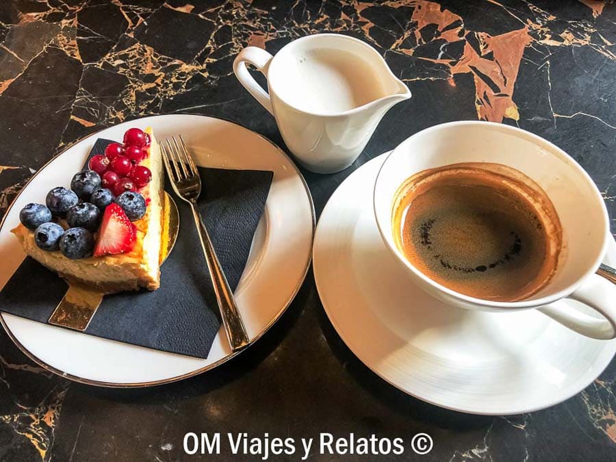 Café húngaro con leche y tarta de frutas en la elegante cafetería de Parisi Udvar en Budapest en Navidad.