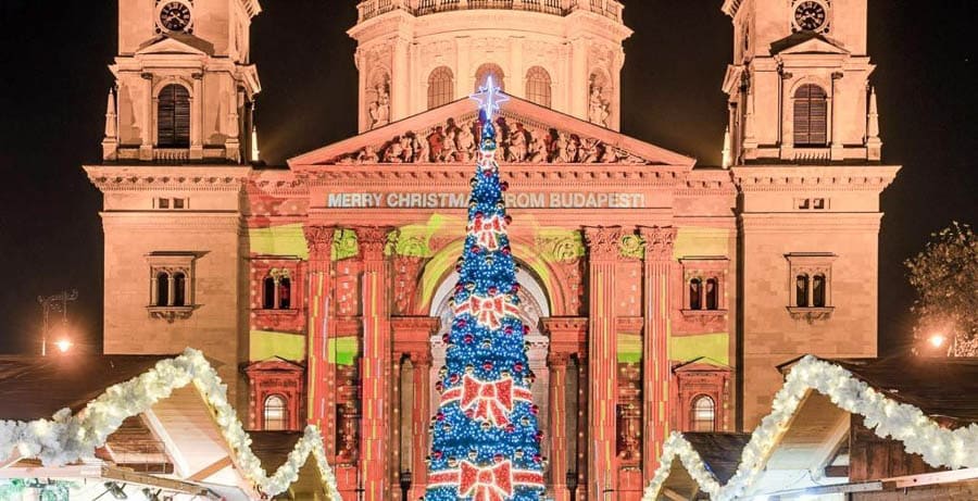 Basílica de San Esteban iluminada con proyecciones navideñas y árbol de Navidad – Budapest en Navidad.