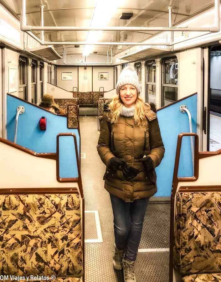 Una servidora en el tren soviético de camino al mercadillo navideño de Obuda.