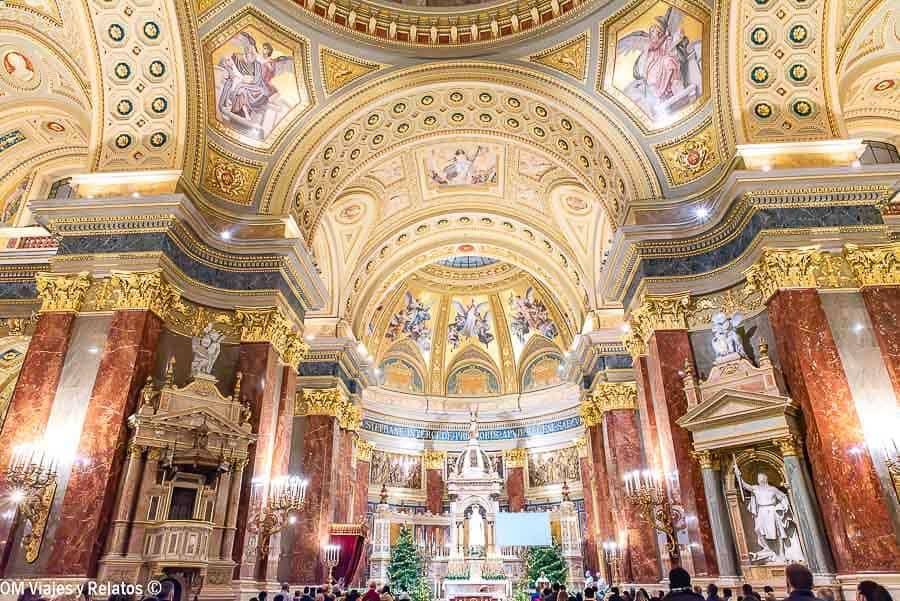 Interior de la Basílica de San Estaban y celebración de la misa navideña durante nuestra visita en Budapest en Navidad.