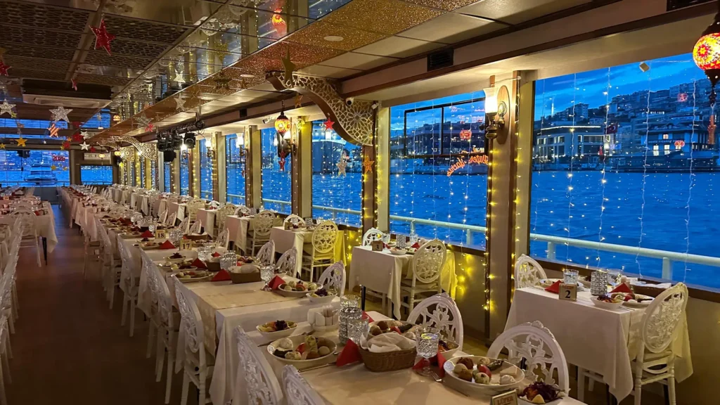 Crucero por el Bósforo en Nochevieja: Estambul iluminada