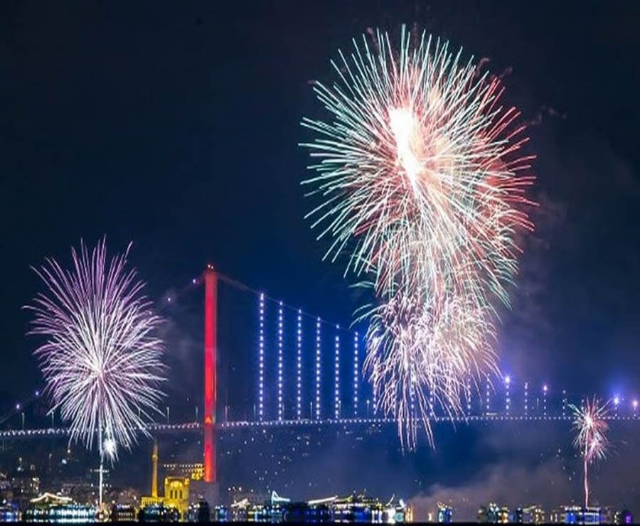 Fuegos artificiales de Nochevieja en Estambul
