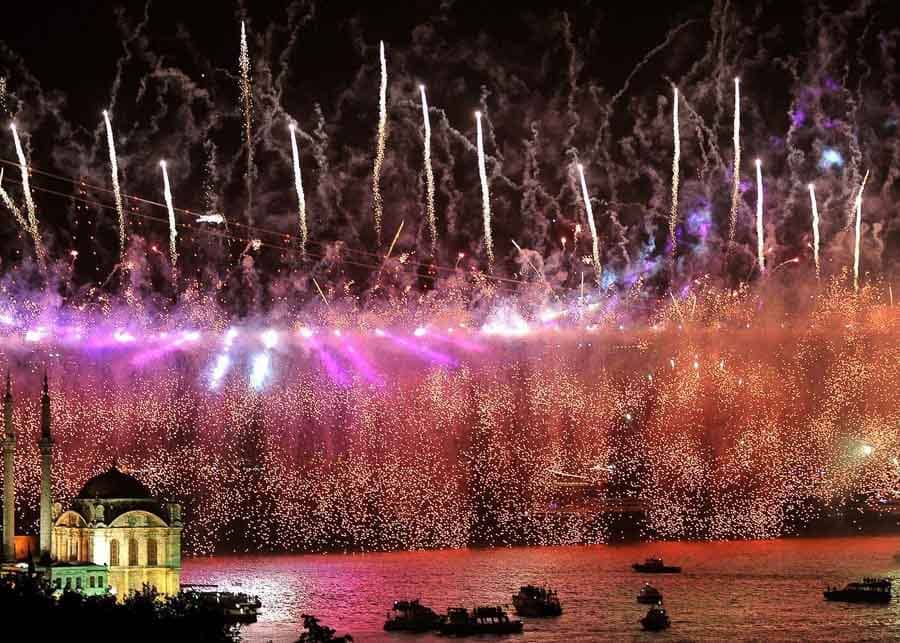 Dónde pasar fin de año viajando: Fuegos artificiales en Estambul