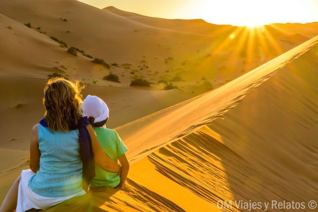 Nuestro hijo y yo en el desierto de Marruecos