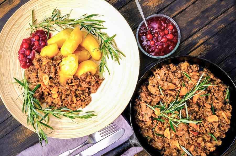 Degustación de gastronomía lapona con guiso tradicional al viajar a Laponia por libre en invierno