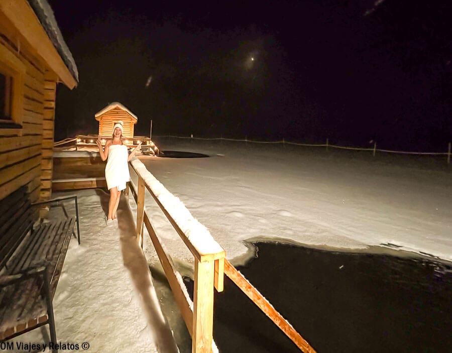 Una servidora disfrutando de una sauna finlandesa con baño de hielo al viajar a Laponia por libre