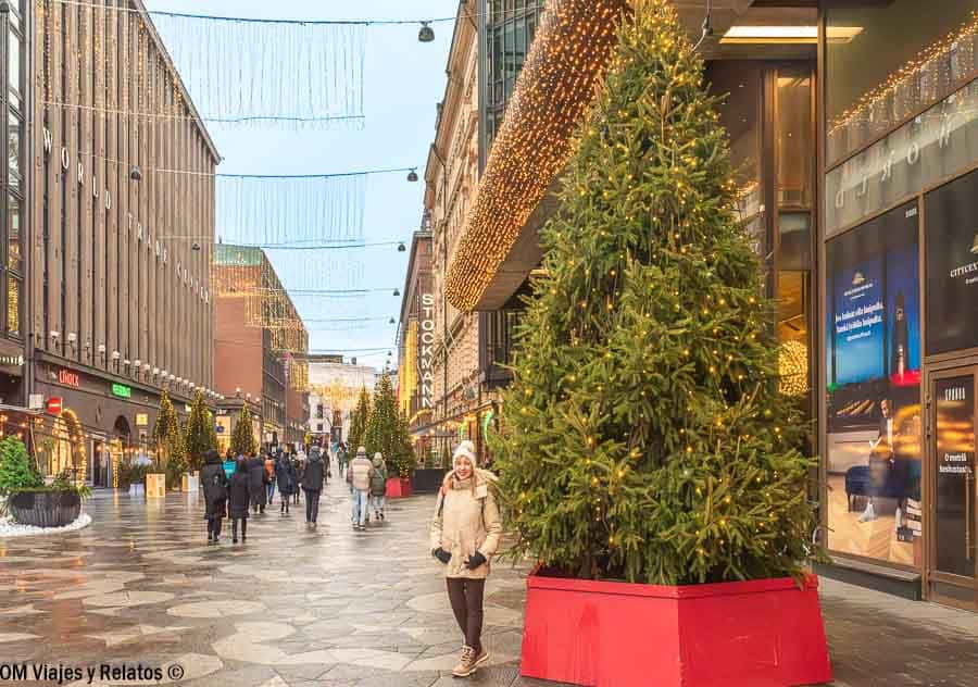Olga en ambiente invernal en una calle peatonal con decoraciones y compras en Helsinki en Navidad
