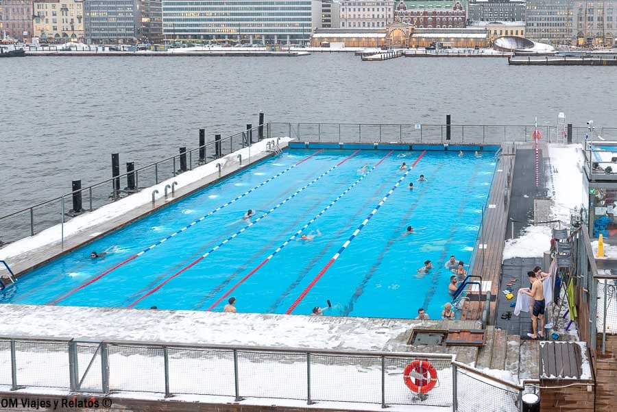 Baño invernal en piscina climatizada del puerto de Helsinki en Navidad