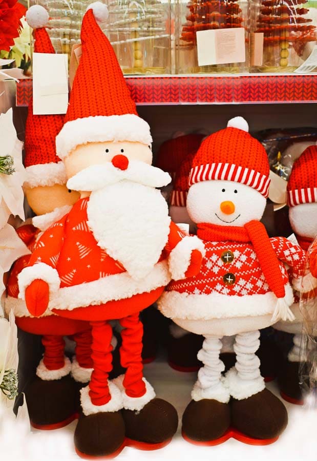 Tiernos muñecos navideños expuestos en tienda de regalos de Helsinki en Navidad