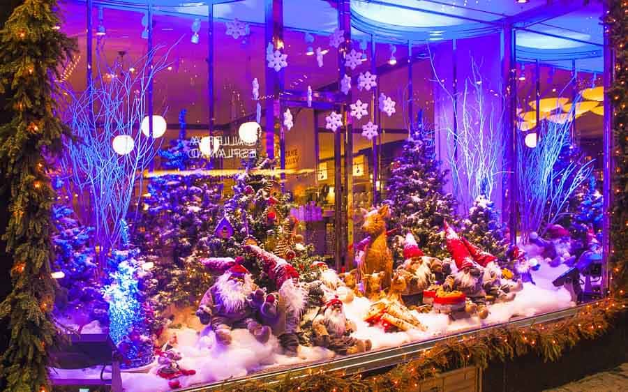 Vitrina invernal con paisaje de fantasía y adornos navideños en el centro de Helsinki en Navidad