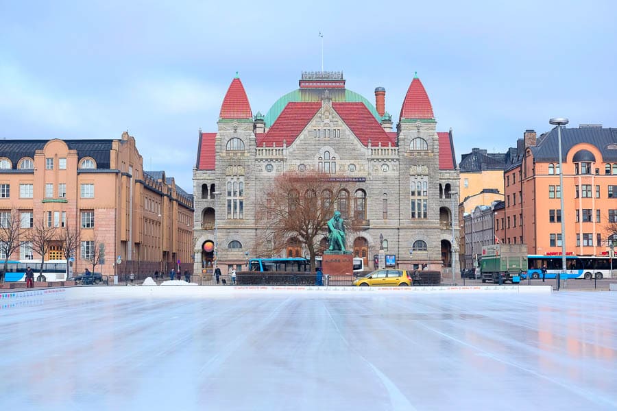 Pista de patinaje sobre hielo frente al Teatro Nacional de Finlandia en Helsinki en Navidad