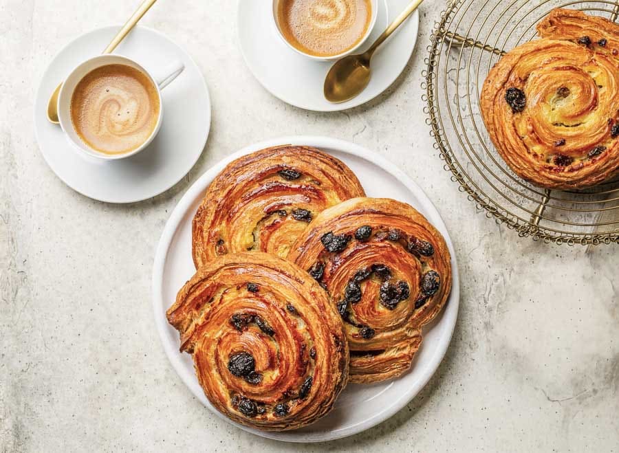 Desayuno con café y bollería recién hecha en una cafetería de Helsinki en Navidad