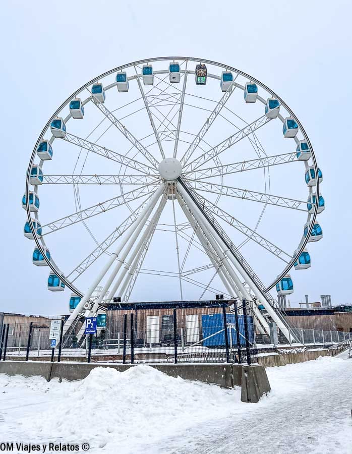 Noria SkyWheel de Helsinki rodeada de nieve junto al puerto en Helsinki en Navidad
