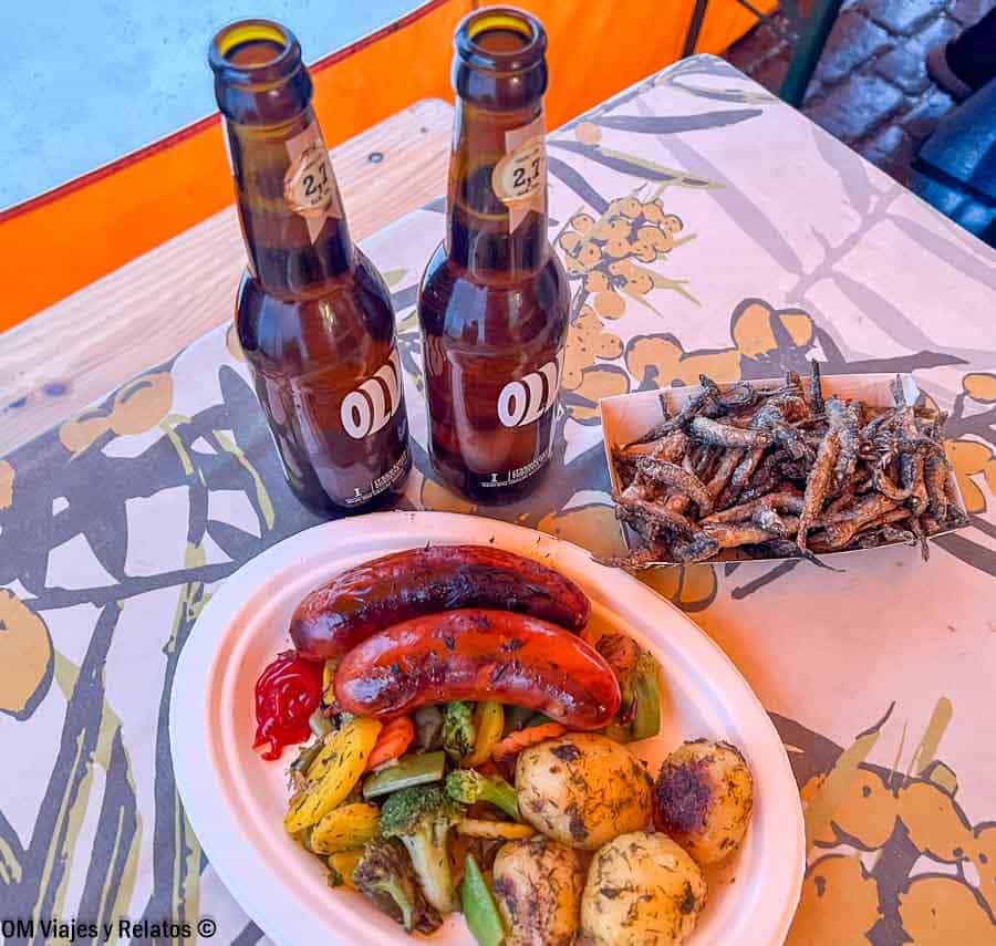 Arenques fritos y salchichas del Old Market Hall en Helsinki