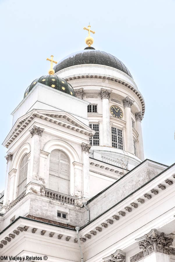 Cúpulas y torre del reloj de la Catedral de Helsinki en un cielo invernal durante Helsinki en Navidad