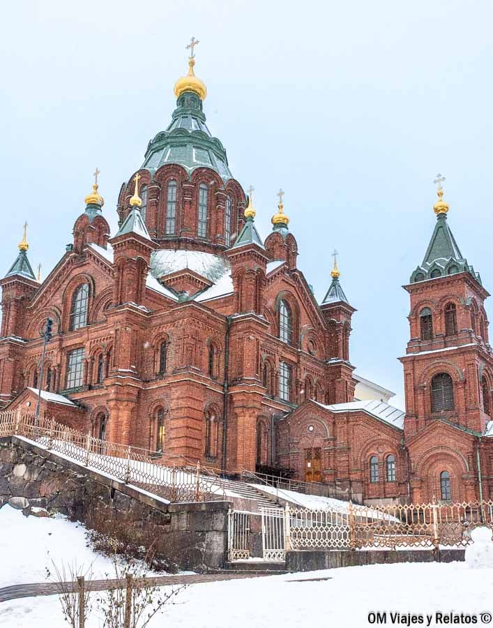 Catedral ortodoxa Uspenski sobre una colina nevada en Helsinki en Navidad