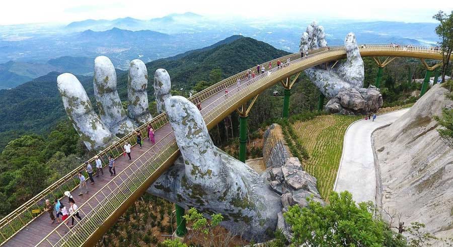 Puente Dorado de Vietnam en Ba Na Hills, pasarela sostenida por manos gigantes sobre las montañas de Da Nang.