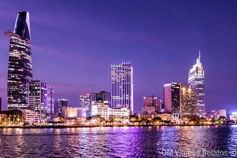 Skyline nocturno de Ciudad Ho Chi Minh (Saigón) reflejado en el río Saigón, imprescindible urbano en Vietnam.