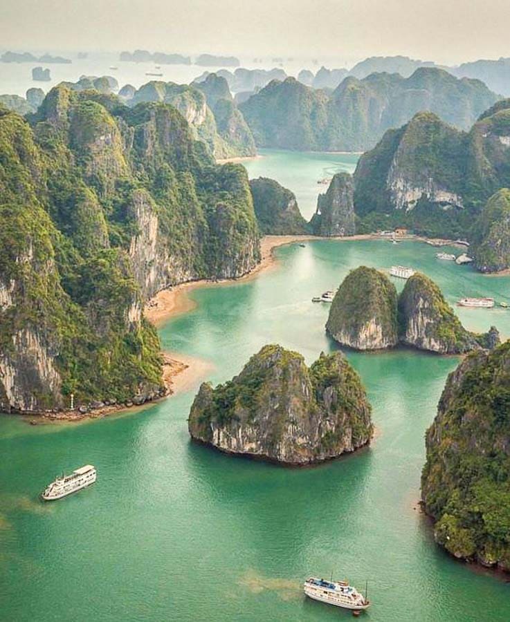 Vista aérea de la bahía de Ha Long con islotes kársticos y aguas esmeralda, uno de los imprescindibles de Vietnam.