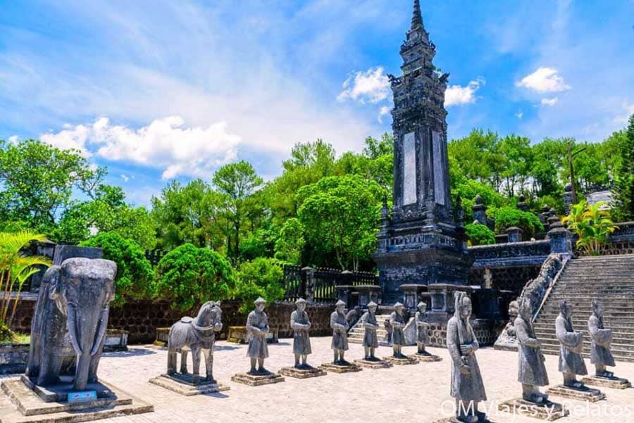 Tumba imperial en Hué con guardianes de piedra, uno de los imprescindibles en Vietnam para amantes de la historia.