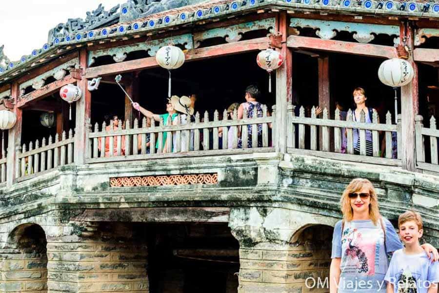 Mi hijo y yo frente al famoso Puente Japonés de Hoi An, uno de los imprescindibles en Vietnam.