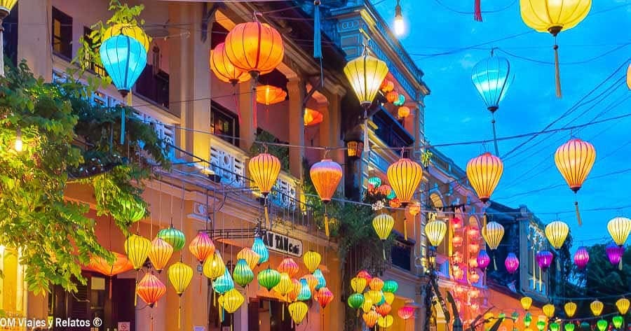 Calle de Hoi An iluminada con farolillos de colores al anochecer, uno de los imprescindibles en Vietnam.