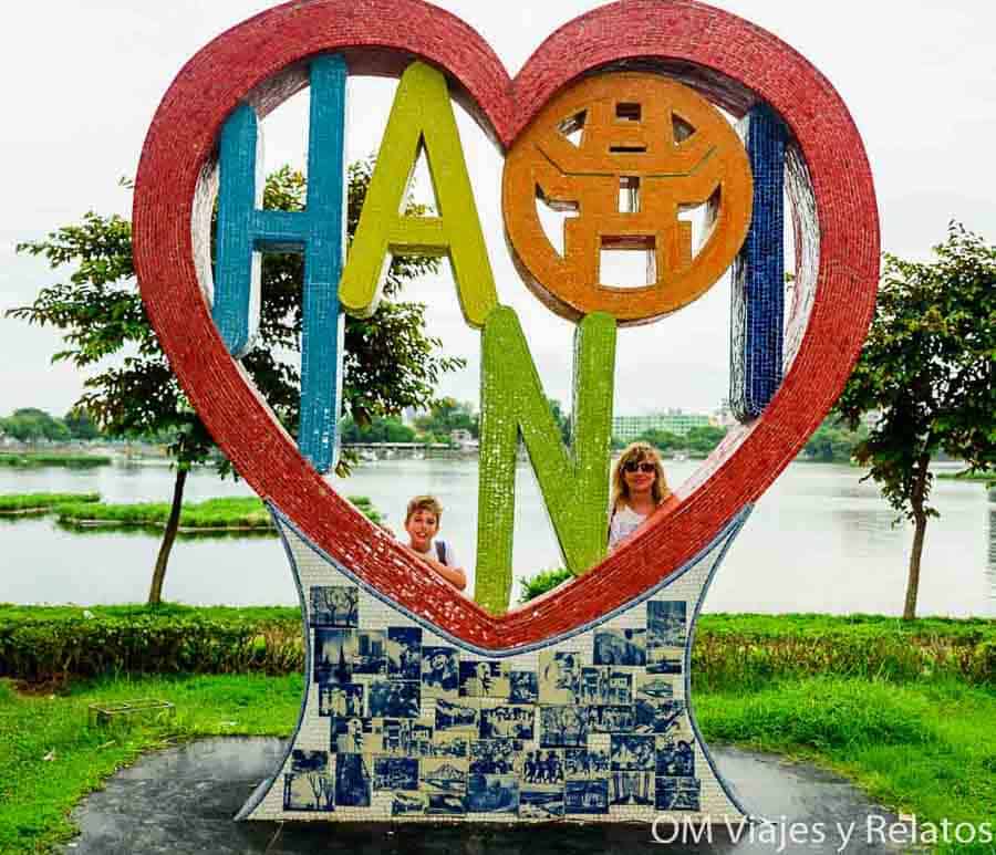 Escultura colorida de ‘Hanoi’ junto al lago, spot fotogénico entre los imprescindibles de Vietnam.