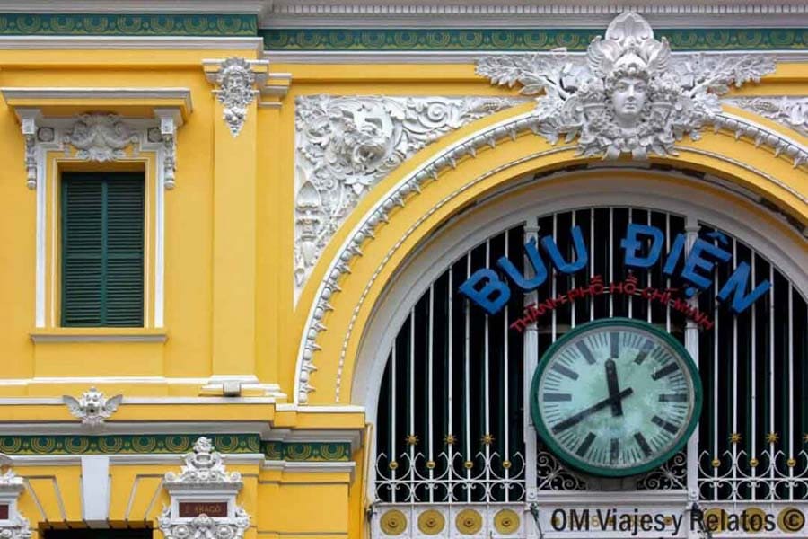 Fachada de la Oficina Central de Correos de Ho Chi Minh (Bưu Điện) con reloj, imprescindible en Vietnam.