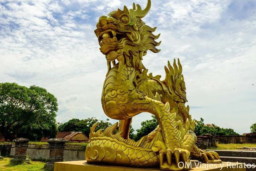 Escultura de dragón dorado en un templo histórico de Vietnam, detalle cultural entre los imprescindibles de Vietnam.