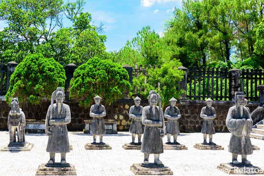 Figuras tradicionales de piedra en un complejo real vietnamita, experiencia patrimonial dentro de los imprescindibles de Vietnam.