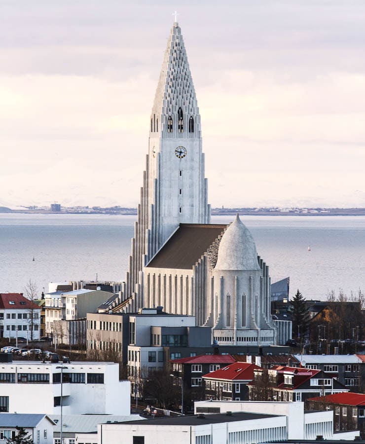 Iconica iglesia Hallgrímskirkja en Reikiavik durante un viaje a Islandia en febrero