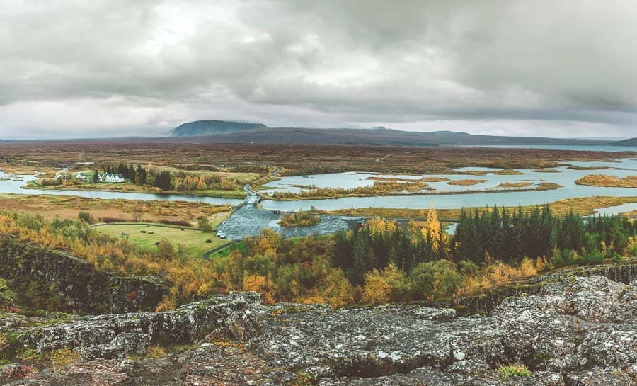 Vista panorámica de un valle con lagunas, bosques y montañas en Islandia en febrero