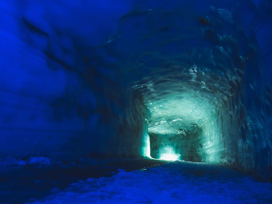 Interior de cueva de hielo azul en un glaciar de Islandia en febrero