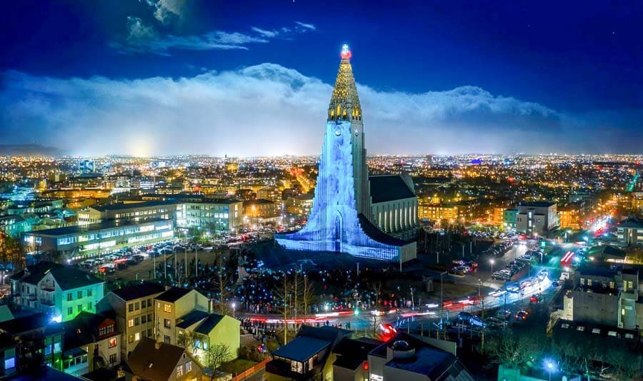 Noche invernal en Reikiavik con la iglesia Hallgrímskirkja decorada con luces en Islandia en febrero