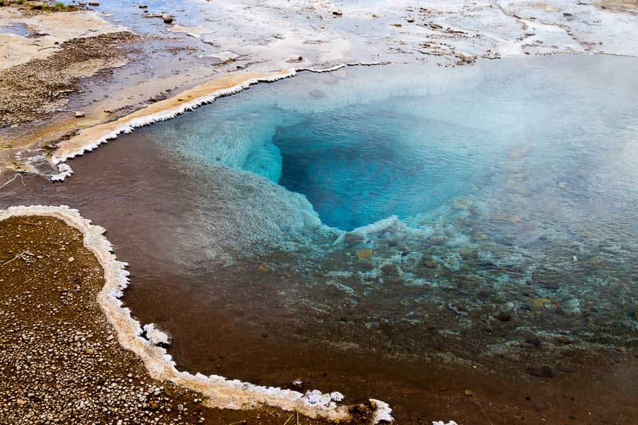 Piscina termal natural de color turquesa en un campo geotermal de Islandia en febrero
