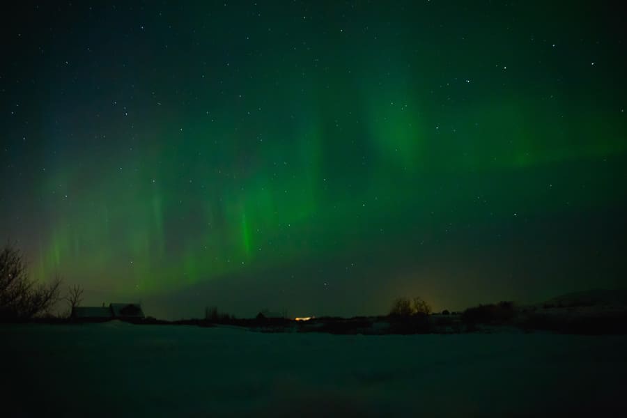 Cielo estrellado con auroras boreales durante una noche de invierno en Islandia en febrero