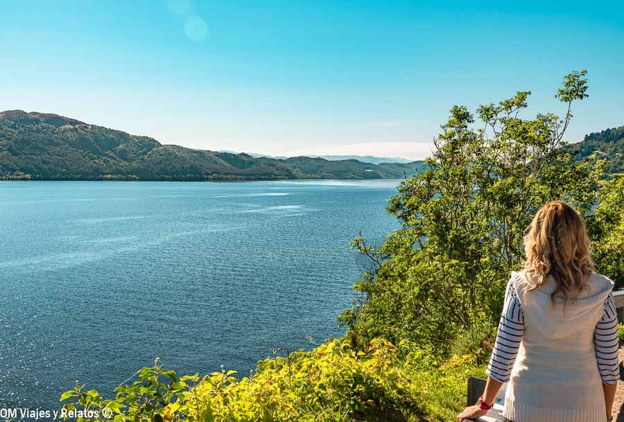 Mejores excursiones desde Edimburgo: Una servidora en el Lago Ness.