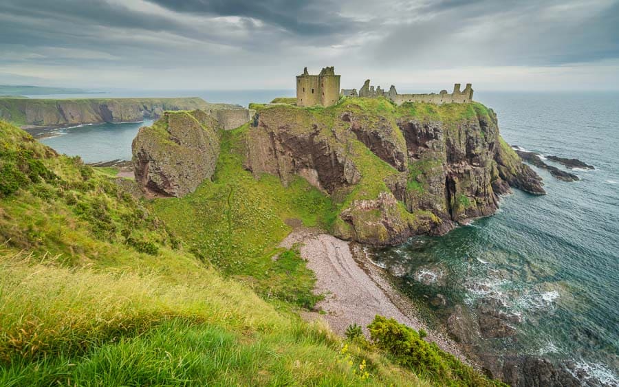 Castillo de Dunnottar sobre acantilados del Mar del Norte, una de las mejores excursiones desde Edimburgo.