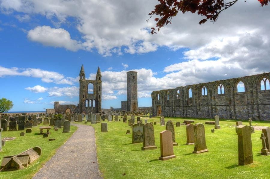 Ruinas de la catedral de St Andrews frente al mar, excursión costera desde Edimburgo.