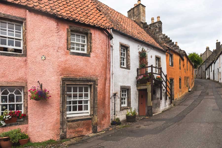 Calles empedradas y casas ocres de Culross, escenario de Outlander