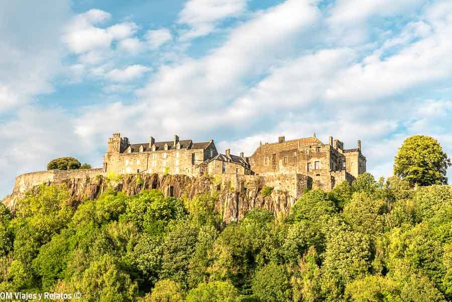 Castillo de Stirling en lo alto de un promontorio, excursión histórica cerca de Edimburgo con vistas al valle del Forth.