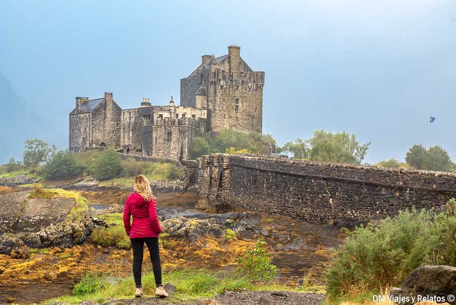 Una servidora frente Castillo de Eilean Donan, una parada clásica en el tour hacia Skye.