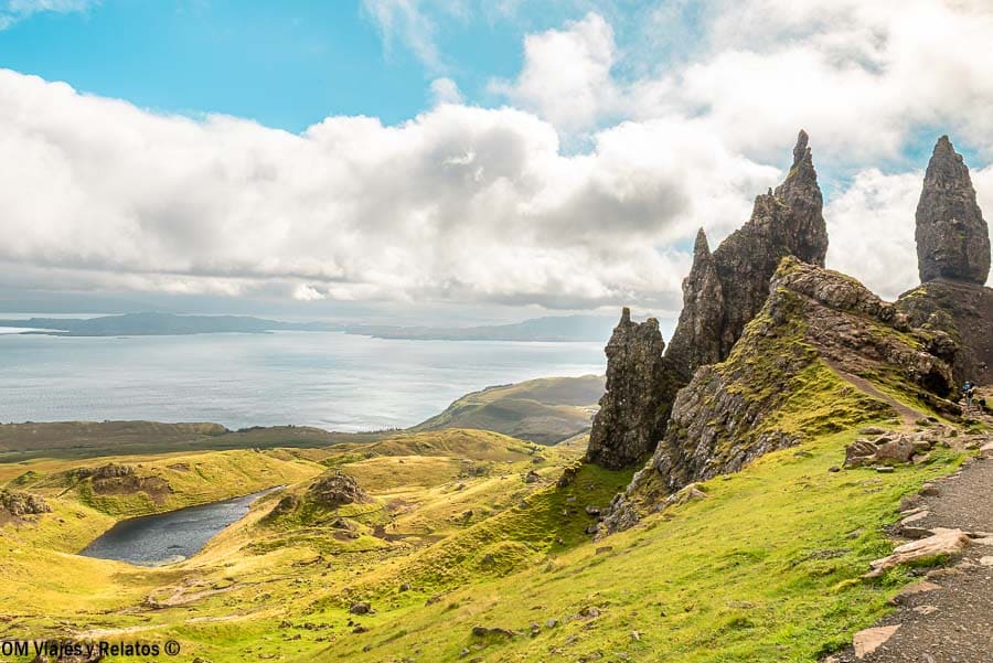 Aguja del Old Man of Storr con el mar al fondo, imprescindible en Skye